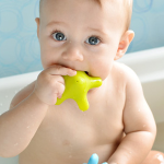Os benefícios do contato com os pais na hora do banho dos bebes