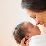 Chegada do bebê resulta em 2 horas a mais de tarefas diárias para as mães