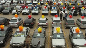 Comercio / Consumidores aproveitam a reta final de IPI reduzido dos veiculos no Feirao da Fiat na Expominas